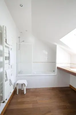 Salle de bains dans l'établissement LA RECREATION _ Ancienne école de 1850 rénovée en maison d'hôtes