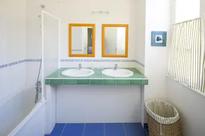 Salle de bains dans l'établissement LA RECREATION _ Ancienne école de 1850 rénovée en maison d'hôtes