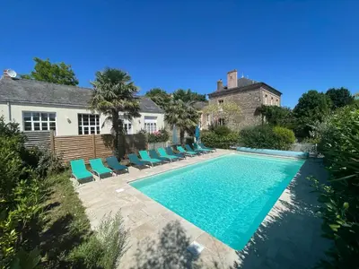 Piscine de l'établissement LA RECREATION _ Ancienne école de 1850 rénovée en maison d'hôtes ou située à proximité