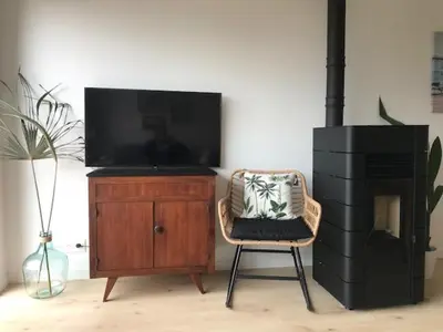 Télévision ou salle de divertissement dans l'établissement Maison de Vacances 2 personnes, ossature bois, à Saint Gilles Croix De Vie 85
