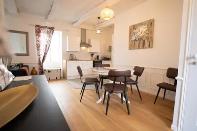 Cuisine ou kitchenette dans l'établissement Appartement cosy en cœur de bourg