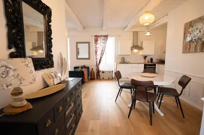 Cuisine ou kitchenette dans l'établissement Appartement cosy en cœur de bourg