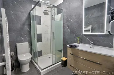 Salle de bains dans l'établissement Appart' hôtel Cholet