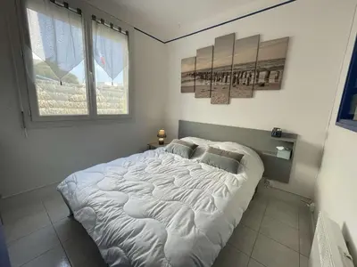 Un ou plusieurs lits dans un hébergement de l'établissement Appartement Moderne 2 Pièces + Cabine, Terrasse, Proche Plage – Saint-Jean-de-Monts - FR-1-224C-204