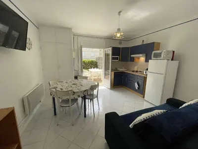 Cuisine ou kitchenette dans l'établissement Appartement Moderne 2 Pièces + Cabine, Terrasse, Proche Plage – Saint-Jean-de-Monts - FR-1-224C-204