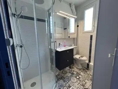 Salle de bains dans l'établissement Appartement Moderne 2 Pièces + Cabine, Terrasse, Proche Plage – Saint-Jean-de-Monts - FR-1-224C-204
