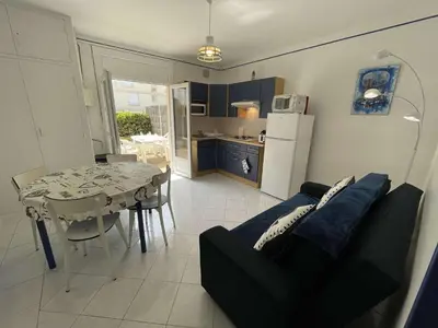 Cuisine ou kitchenette dans l'établissement Appartement Moderne 2 Pièces + Cabine, Terrasse, Proche Plage – Saint-Jean-de-Monts - FR-1-224C-204