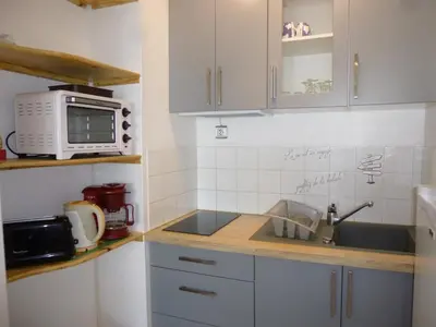 Cuisine ou kitchenette dans l'établissement Appartement familial avec balcon, à 50m de la plage – 2 pièces, 4 couchages, WiFi et parking gratuits - FR-1-224C-153