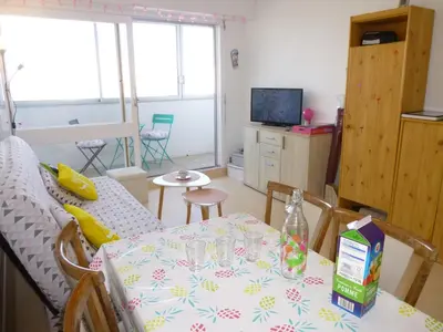Télévision ou salle de divertissement dans l'établissement Appartement familial avec balcon, à 50m de la plage – 2 pièces, 4 couchages, WiFi et parking gratuits - FR-1-224C-153