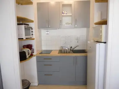 Cuisine ou kitchenette dans l'établissement Appartement familial avec balcon, à 50m de la plage – 2 pièces, 4 couchages, WiFi et parking gratuits - FR-1-224C-153