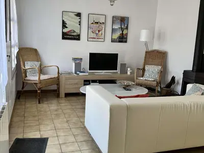 Télévision ou salle de divertissement dans l'établissement Maison confortable avec jardin, proche plages et centre, 6 couchages, Noirmoutier-en-l'Île - FR-1-224B-172