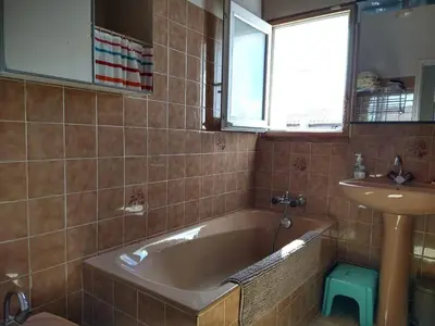 Salle de bains dans l'établissement Maison confortable avec jardin, proche plages et centre, 6 couchages, Noirmoutier-en-l'Île - FR-1-224B-172