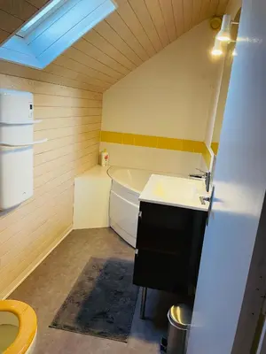 Salle de bains dans l'établissement Maison des Coteaux blancs