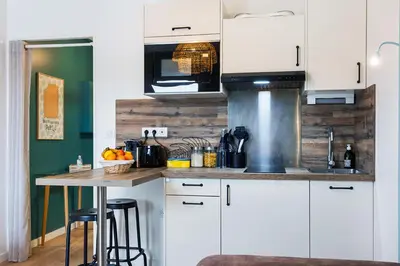 Cuisine ou kitchenette dans l'établissement Joli studio - Parking Privé - WIFI Très Haut Débit - Au calme