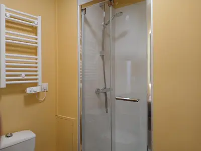 Salle de bains dans l'établissement Joli studio - Parking Privé - WIFI Très Haut Débit - Au calme