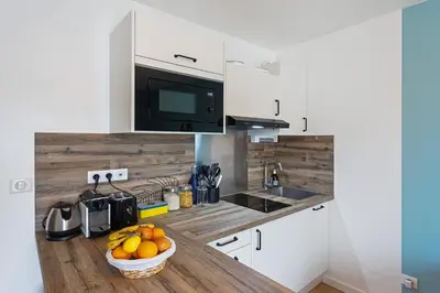 Cuisine ou kitchenette dans l'établissement Joli studio - Parking Privé - WIFI Très Haut Débit - Au calme