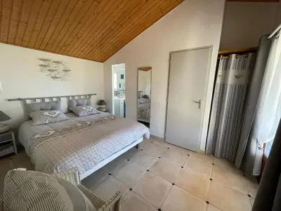 Un ou plusieurs lits dans un hébergement de l'établissement Maison climatisée, 2 gîtes, 2 chambres, 15 hectares, loisirs, animaux acceptés - FR-1-426-520