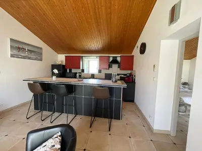 Cuisine ou kitchenette dans l'établissement Maison climatisée, 2 gîtes, 2 chambres, 15 hectares, loisirs, animaux acceptés - FR-1-426-520
