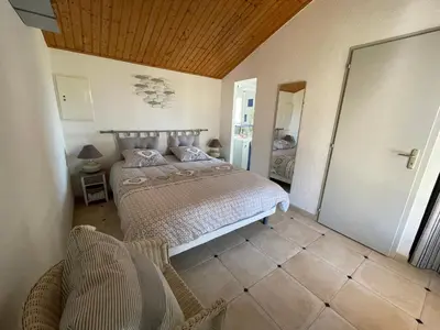 Un ou plusieurs lits dans un hébergement de l'établissement Maison climatisée, 2 gîtes, 2 chambres, 15 hectares, loisirs, animaux acceptés - FR-1-426-520