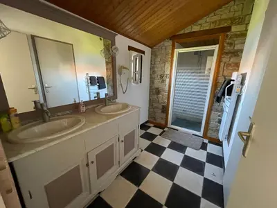 Salle de bains dans l'établissement Maison climatisée, 2 gîtes, 2 chambres, 15 hectares, loisirs, animaux acceptés - FR-1-426-520