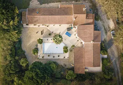 Vue panoramique sur l'établissement Studio Gîtes des Colombières Piscine & Spa