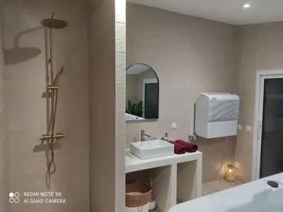 Salle de bains dans l'établissement Studio Gîtes des Colombières Piscine & Spa