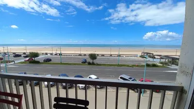Vue générale sur la mer ou vue sur la mer prise depuis l'appartement