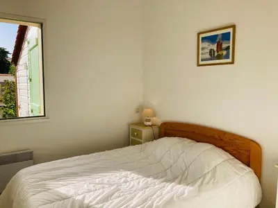 Un ou plusieurs lits dans un hébergement de l'établissement Maison du lac, golf et océan à 100m