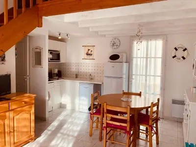 Cuisine ou kitchenette dans l'établissement Maison du lac, golf et océan à 100m
