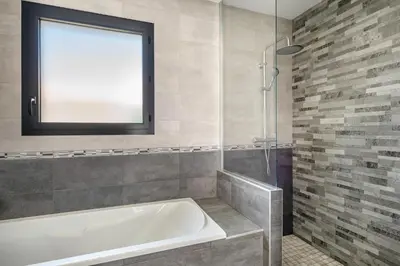 Salle de bains dans l'établissement Maison moderne avec piscine pour 6