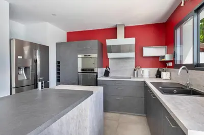 Cuisine ou kitchenette dans l'établissement Maison moderne avec piscine pour 6
