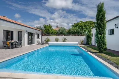 Piscine de l'établissement Maison moderne avec piscine pour 6 ou située à proximité