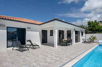 Piscine de l'établissement Maison moderne avec piscine pour 6 ou située à proximité