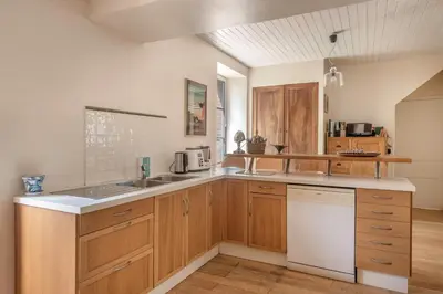 Cuisine ou kitchenette dans l'établissement Villa familiale pour 11 personnes à 300m de la mer
