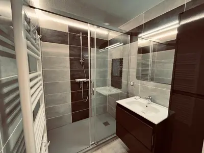 Salle de bains dans l'établissement Standing et océan à 50m, appartement de l'oasis