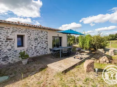 Jardin de l'établissement Gîte moderne et confort, proche Puy du Fou, Nantes, Cholet, terrasse, pêche à l'étang privé - FR-1-622-42