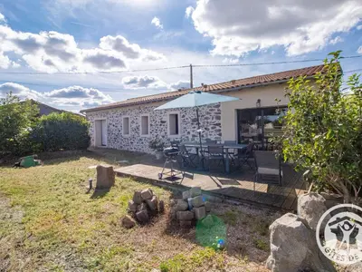 Jardin de l'établissement Gîte moderne et confort, proche Puy du Fou, Nantes, Cholet, terrasse, pêche à l'étang privé - FR-1-622-42