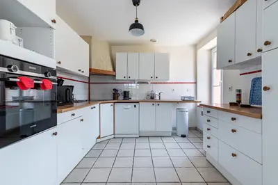 Cuisine ou kitchenette dans l'établissement La Savariere Gite campagne et plage pour 12