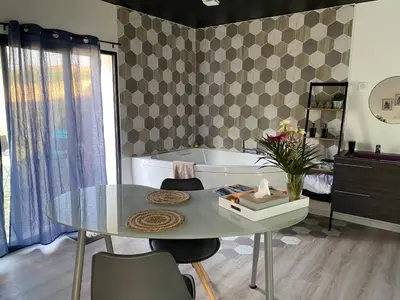 Coin salon dans l'établissement Le petit nous- Gîte cosy avec jacuzzi en Anjou