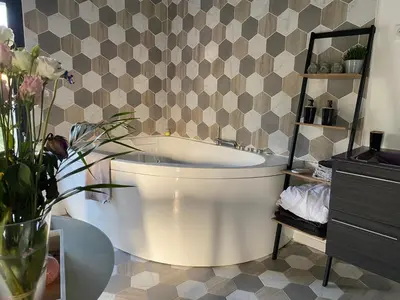 Salle de bains dans l'établissement Le petit nous- Gîte cosy avec jacuzzi en Anjou