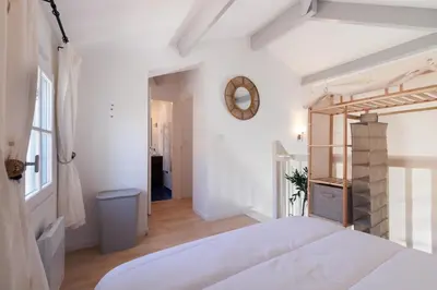 Un ou plusieurs lits dans un hébergement de l'établissement À 800m de la plage, maison pour 6 avec piscine