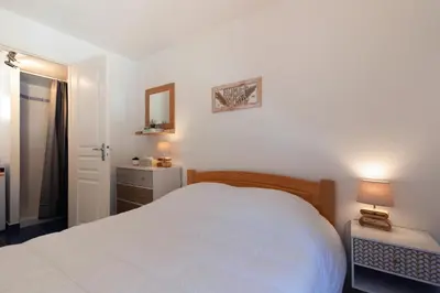 Un ou plusieurs lits dans un hébergement de l'établissement À 800m de la plage, maison pour 6 avec piscine