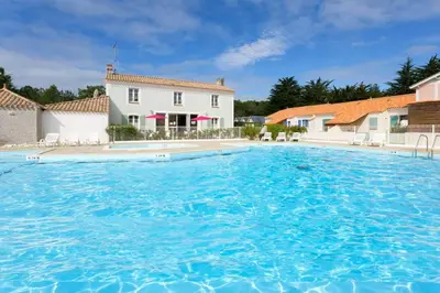 Piscine de l'établissement À 800m de la plage, maison pour 6 avec piscine ou située à proximité