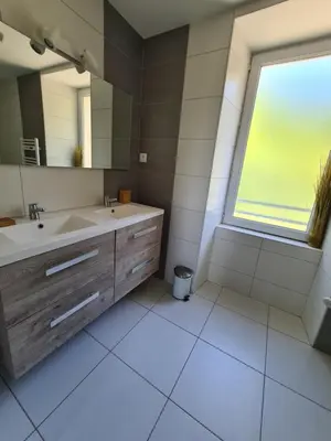 Salle de bains dans l'établissement Joli gîte chez Paulette à 10 min du Puy du Fou