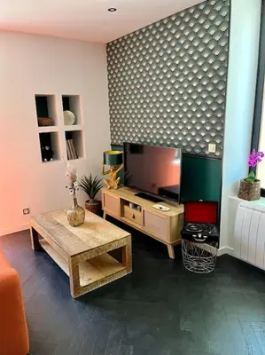 Télévision ou salle de divertissement dans l'établissement La bâtisse de Manel