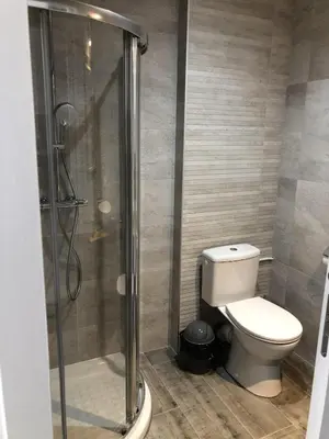 Salle de bains dans l'établissement Studio Place 28 à Joue sur Erdre