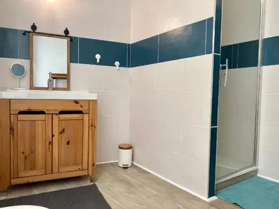 Salle de bains dans l'établissement Charmant Duplex Rénové au Cœur de St Joachim, proche Parc de Brière et Plages - FR-1-306-1222