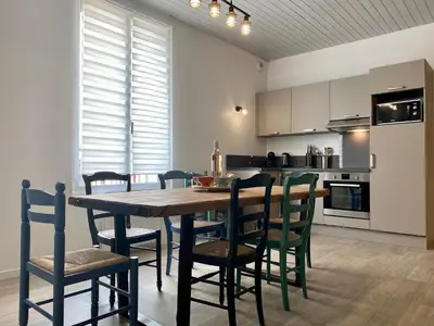 Cuisine ou kitchenette dans l'établissement Charmant Duplex Rénové au Cœur de St Joachim, proche Parc de Brière et Plages - FR-1-306-1222