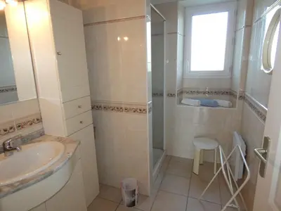 Salle de bains dans l'établissement Maison Vendéenne avec Jardin - Animaux Admis - FR-1-540-168