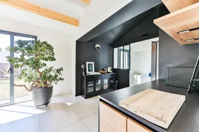 Cuisine ou kitchenette dans l'établissement Chiron Reculeau - Piscine - Wifi
